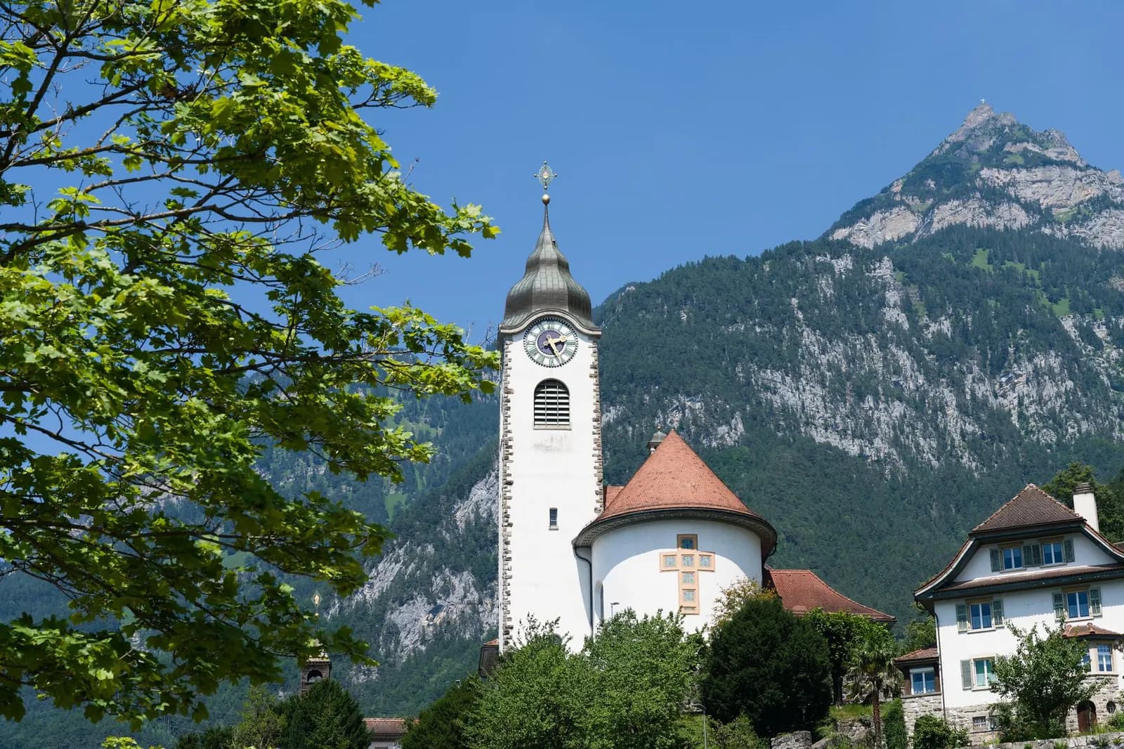 Kirche vor dem Glärnisch, Kanton Glarus