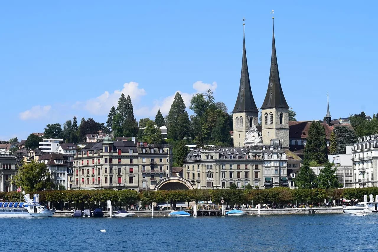 Hofkirche und Seeufer in Luzern