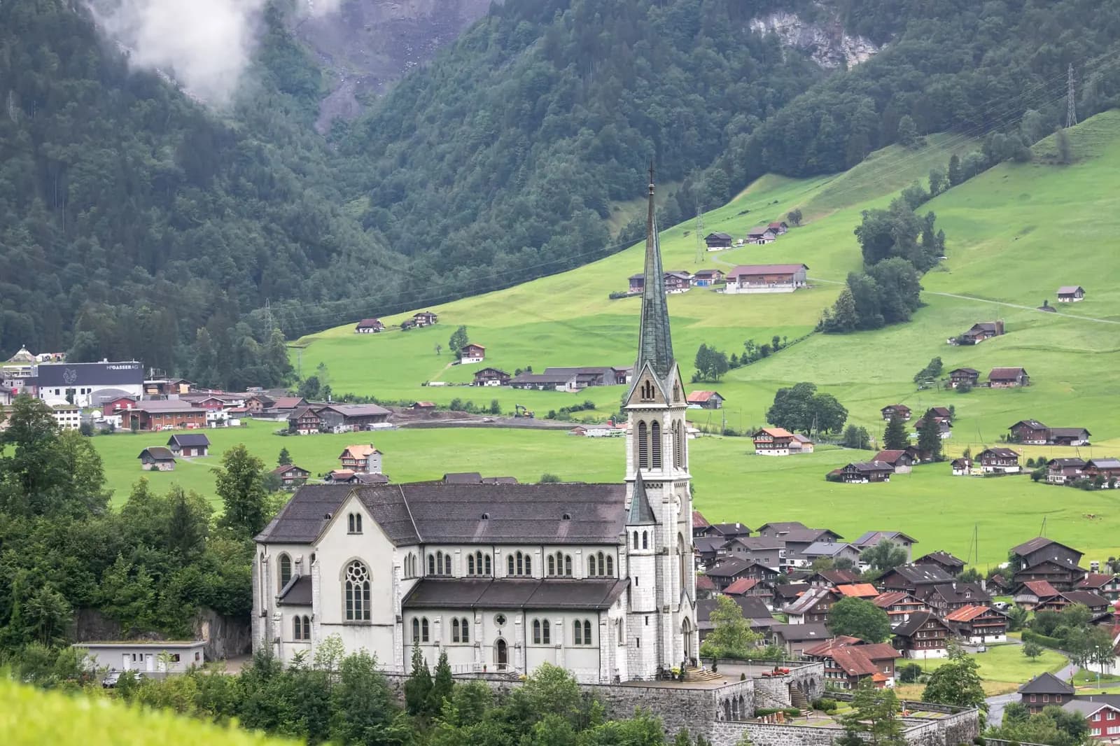 Dorf mit Kirche im Sarneraatal, Kanton Obwalden
