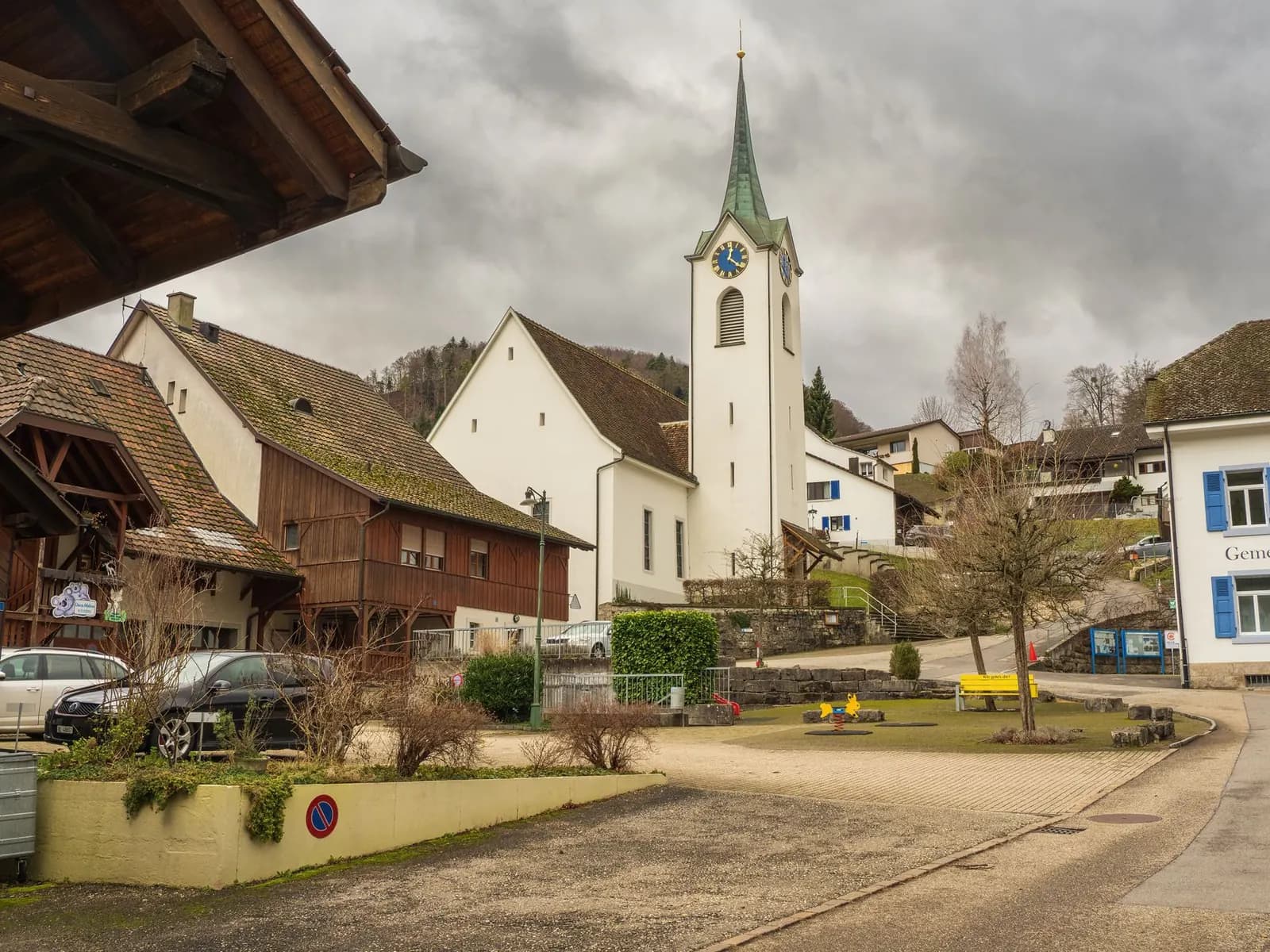 Dorfplatz mit Kirche im Kanton Uri
