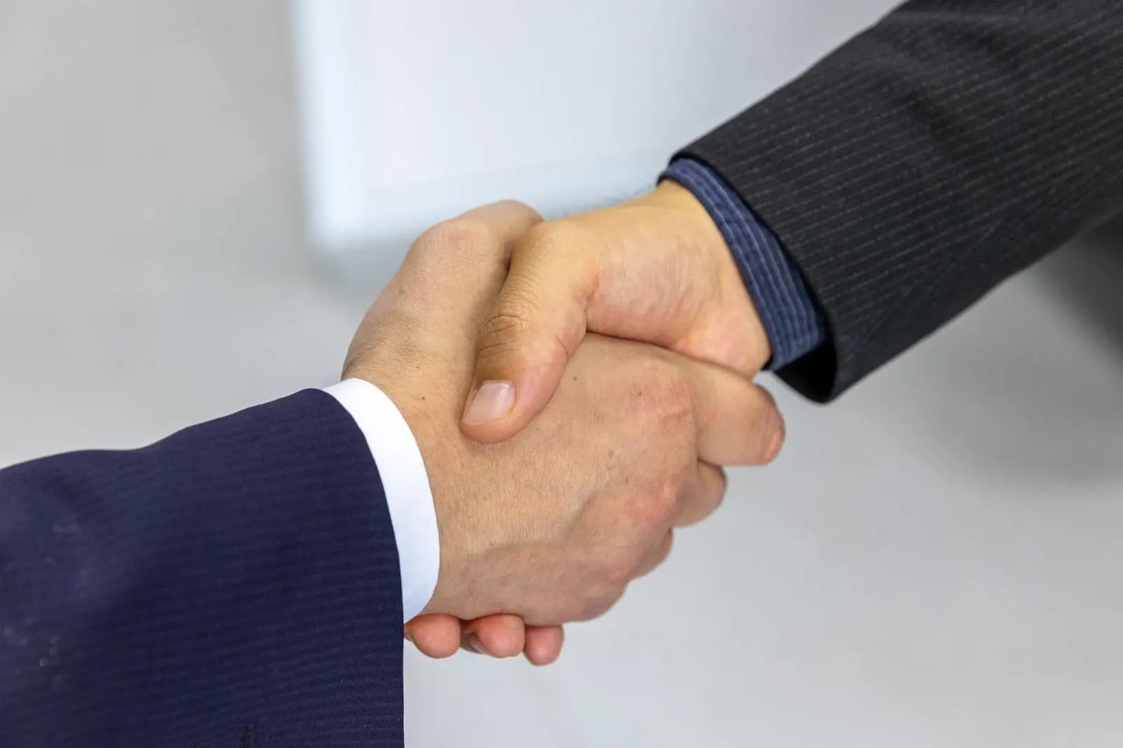 Zwei Geschäftsleute besiegeln eine Partnerschaft mit Handschlag