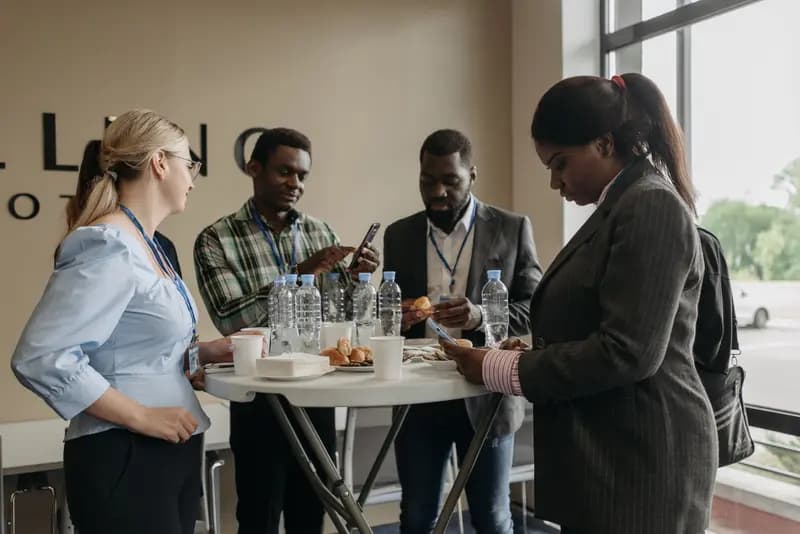Unternehmerinnen und Unternehmer beim Networking an einem Business-Anlass