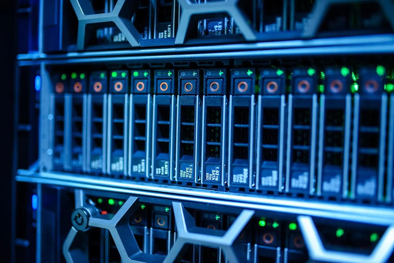 Blau beleuchtete Rack-Server in einem Rechenzentrum