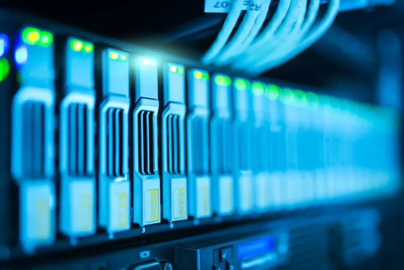 Server mit blauen Netzwerkkabeln in einem Rechenzentrum