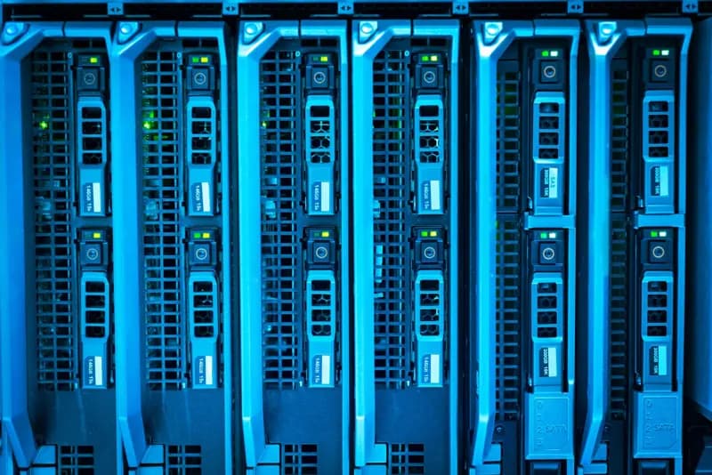 Serverschränke mit blau beleuchteten Servermodulen im Rechenzentrum